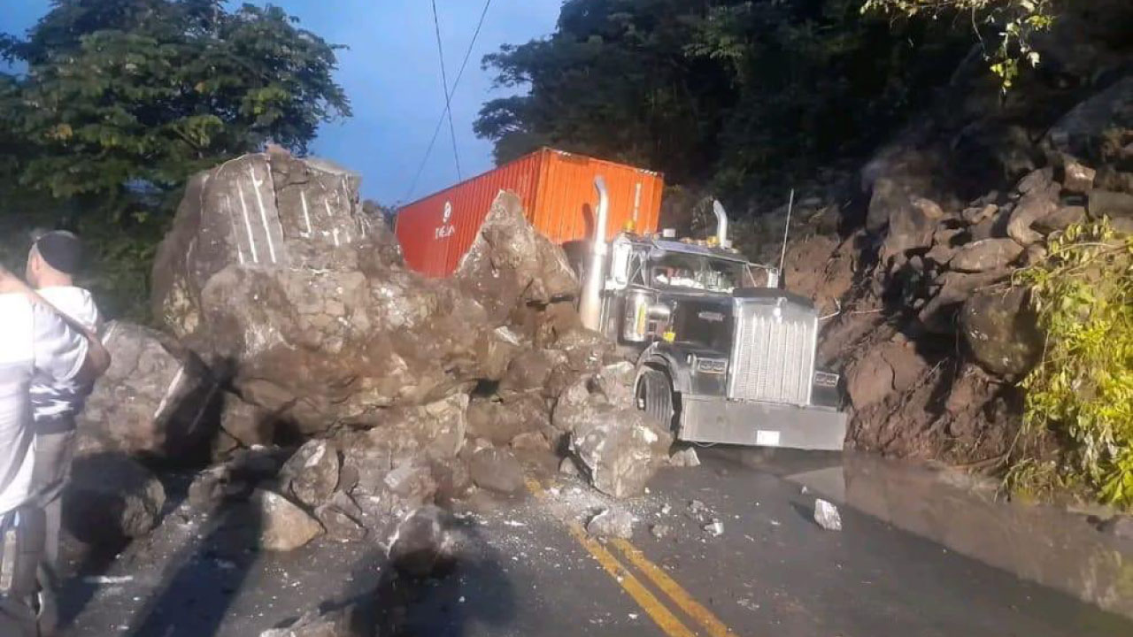 Cierre entre Santa Fe de Antioquia y Bolombolo por tractomula en la vía 2 Cierre entre Santa Fe de Antioquia y Bolombolo