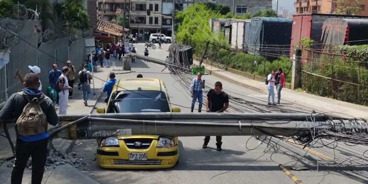 Video | Así quedó este taxi tras caerle un poste de luz 1 WhatsApp Image 2022 09 03 at 11.41.05 AM