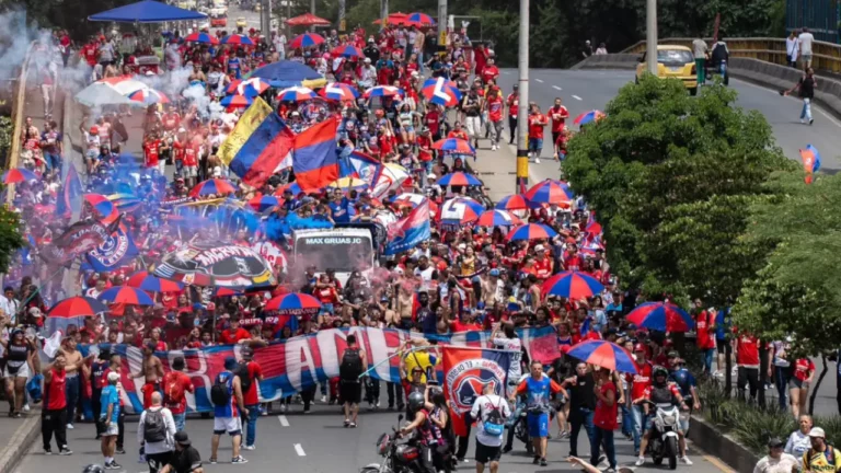 Hinchas del Medellín avanzan por la Av. Colombia rumbo al estadio Atanasio Girardot